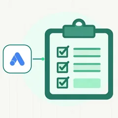 Logoul Google Ads într-un disc alb, înconjurat de trei monede cu simbolul dolarului, de mărimi diferite, pe fundal gri cu blocuri geometrice
