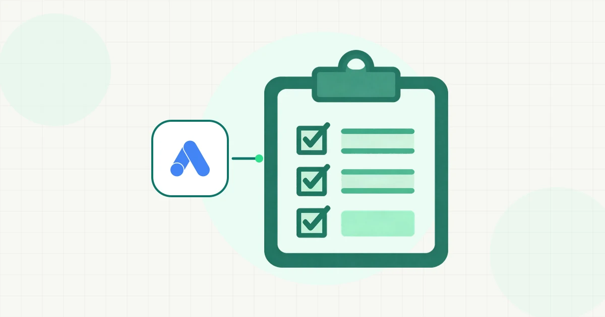 Logoul Google Ads într-un disc alb, înconjurat de trei monede cu simbolul dolarului, de mărimi diferite, pe fundal gri cu blocuri geometrice